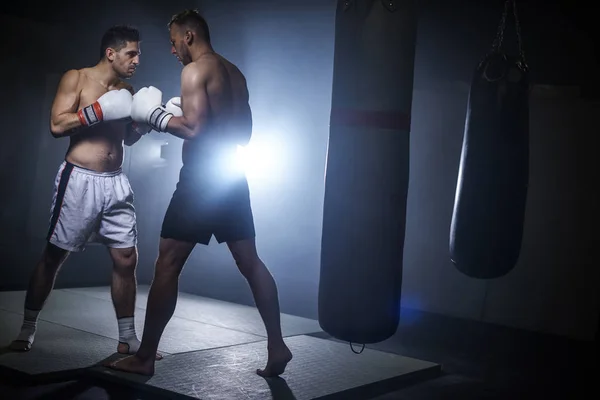 Dois homens lutando boxe — Fotografia de Stock