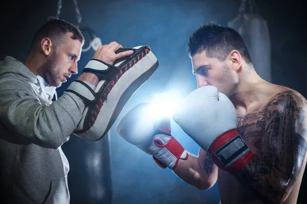 Masculino boxer formação com seu treinador — Fotografia de Stock