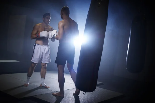 Dois homens lutando boxe — Fotografia de Stock