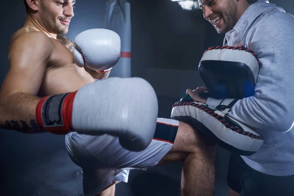 Mannelijke-bokser die traint met zijn coach — Stockfoto