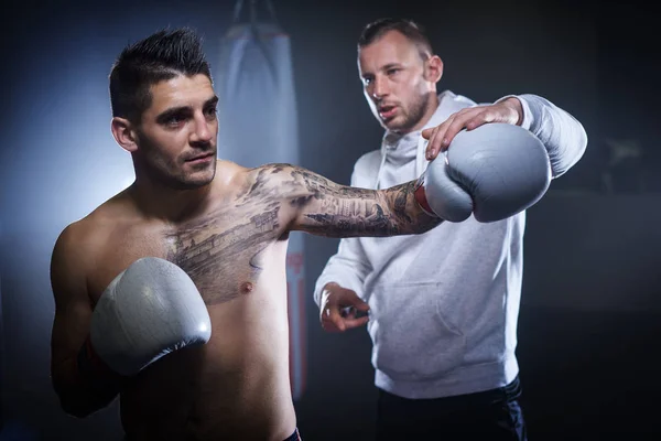 Mannelijke-bokser die traint met zijn coach — Stockfoto