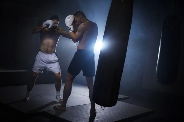 两名男子拳击 — 图库照片