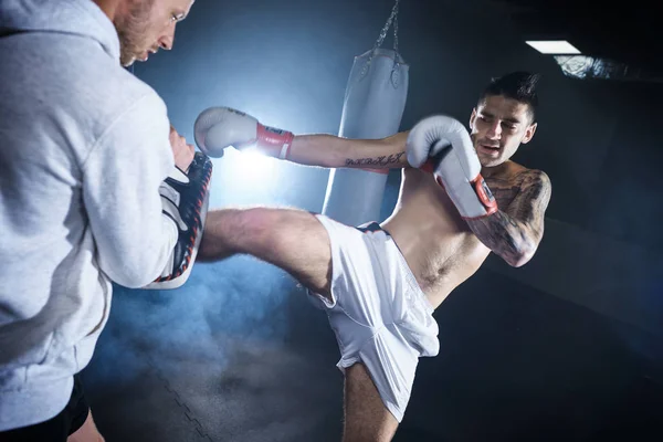Férfi boxer a coach képzés — Stock Fotó