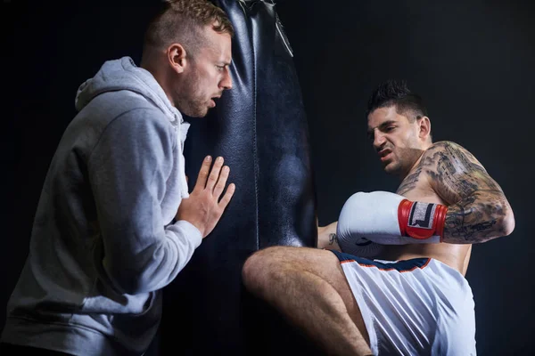 Boxeador masculino entrenando con su entrenador — Foto de Stock