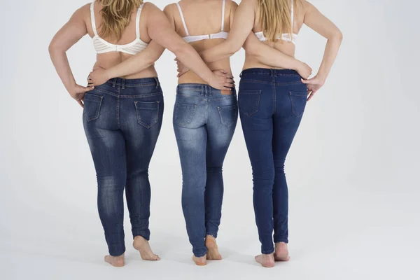 Mogna kvinnor i jeans — Stockfoto