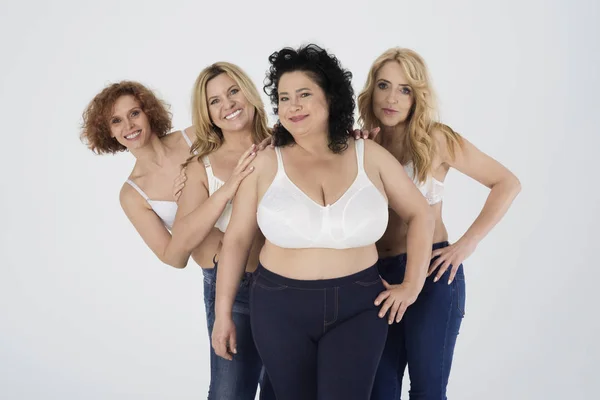 Rijpe vrouwen in klassieke ondergoed en jeans — Stockfoto