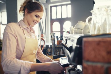 Garson tarafından kahve hazırlanması kadar bel 