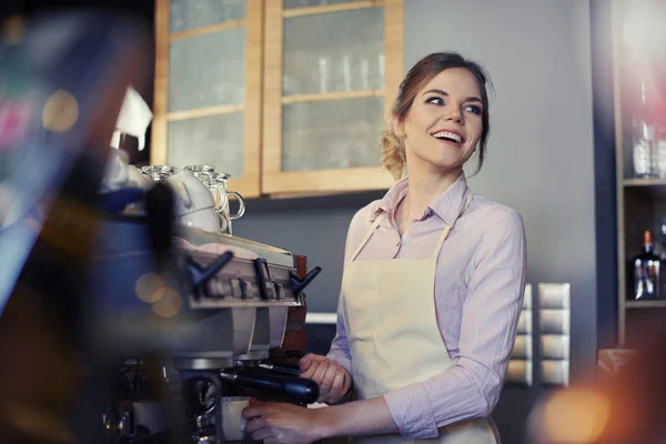 Vrouwelijke barista koffie-/ theevoorzieningen met café — Stockfoto