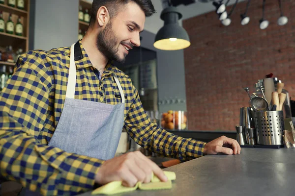 Serveur nettoyage bar comptoir avant le travail — Photo