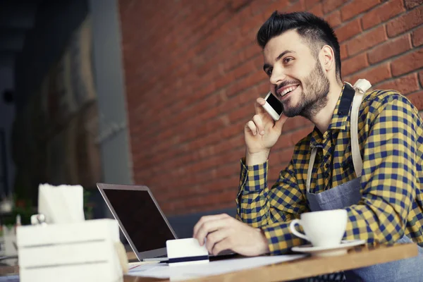 Barkeeper nutzt drahtlose Technologie in der Kaffeepause — Stockfoto