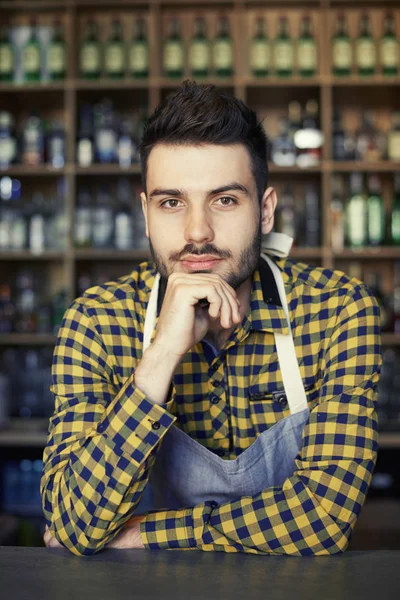 Retrato del camarero confiado en el mostrador del bar — Foto de Stock