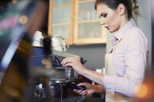 Kobieta Barista przygotowuje kawę w kawiarni — Zdjęcie stockowe