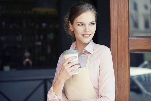 Taille van serveerster met koffie — Stockfoto