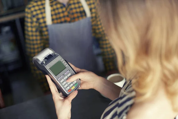 Cliente usando o leitor de cartão de crédito pin entrada — Fotografia de Stock