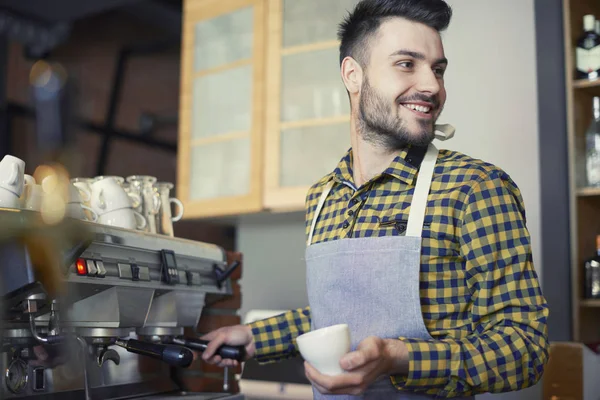 Servitören som serverar utsökt kopp kaffe — Stockfoto