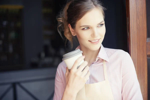 Cintura para cima do garçom feminino tomando café — Fotografia de Stock