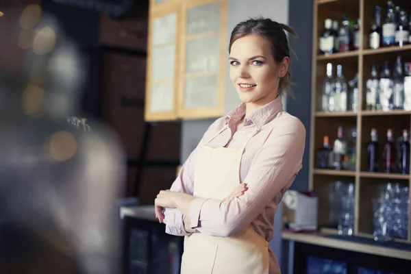 Lachende blond haar serveerster tijdens werk — Stockfoto