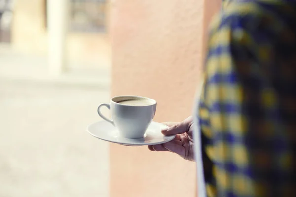 Kahve taşıyan barmen düşük açılı görünümü — Stok fotoğraf