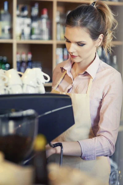 Σερβιτόρα, χρησιμοποιώντας μηχανή του καφέ στο χώρο εργασίας — Φωτογραφία Αρχείου