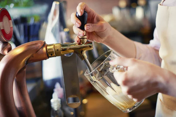 Close up of bartender pouring pint of beer — Stock Photo, Image