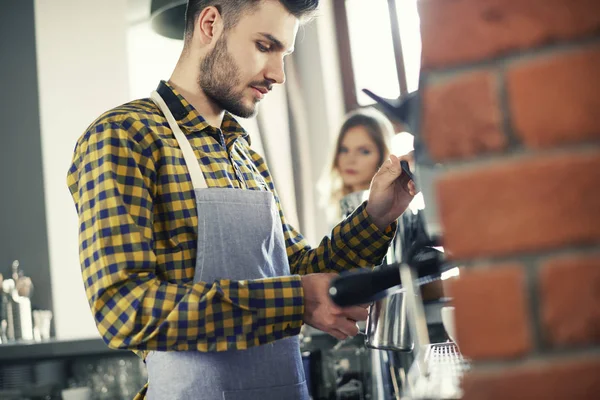 Cameriere concentrandosi mentre facendo il caffè — Foto Stock