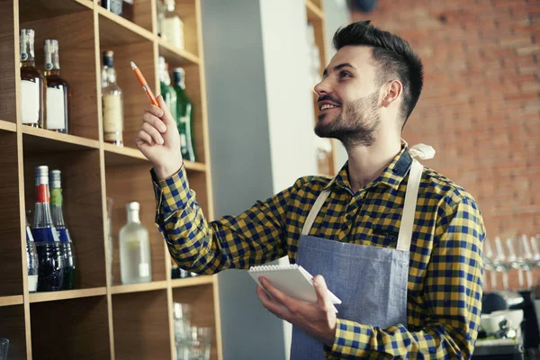 Servitören gör en order till bar — Stockfoto