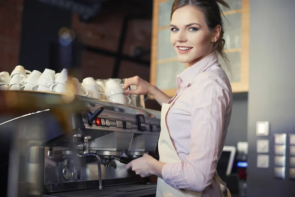 Porträtt av servitrisen att göra kaffe Royaltyfria Stockbilder