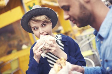 Genç çift Burger kaldırım çubuğuna sahip 