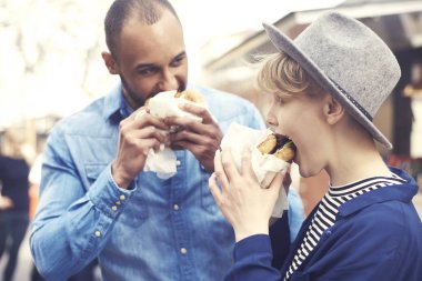Lezzetli hamburger dışında sahip çift 