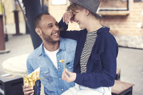 Couple manger de savoureuses frites à l'extérieur — Photo