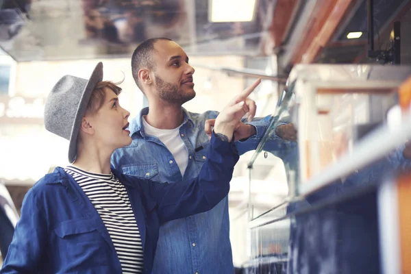 Junges Paar kauft Lebensmittel auf der Straße — Stockfoto