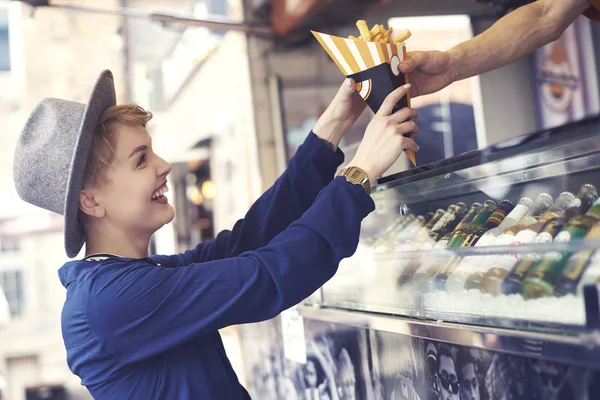 Cliente femenino que llega a la comida del vendedor —  Fotos de Stock