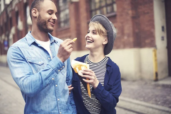 Visão superior do casal comer fast food — Fotografia de Stock