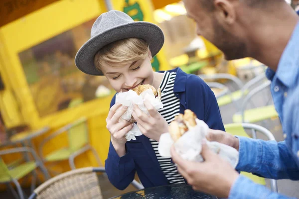 Adorabile coppia mangiare fast food sul marciapiede — Foto Stock
