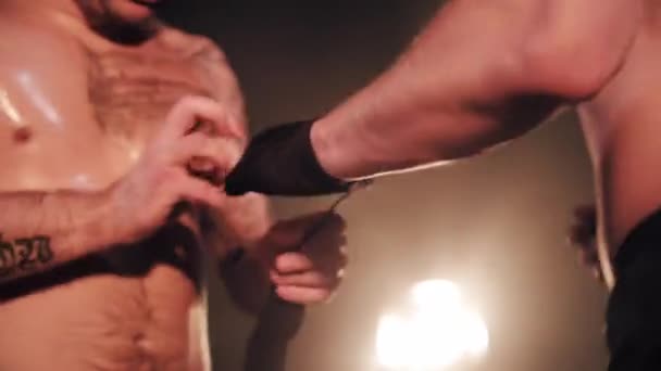 Боксер обертывание рук — стоковое видео