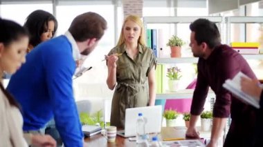 İş kadını yönetmek kişilik bir ekip içinde Toplantı 