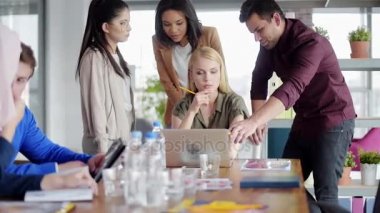 Bir grup insan en iyi çözüm bulmaya çalışıyorum 