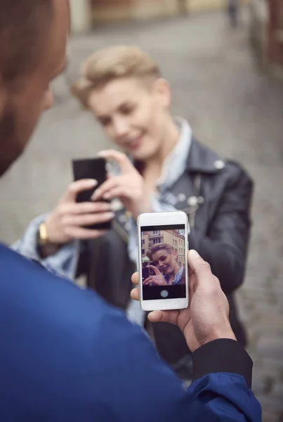 Vista trasera del hombre tomando fotos de su novia — Foto de Stock