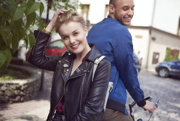 Vrolijke vrouw rijden op achterkant vriendjes fiets — Stockfoto