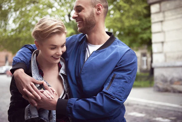 Cintura para arriba de la joven pareja abrazándose en la ciudad —  Fotos de Stock