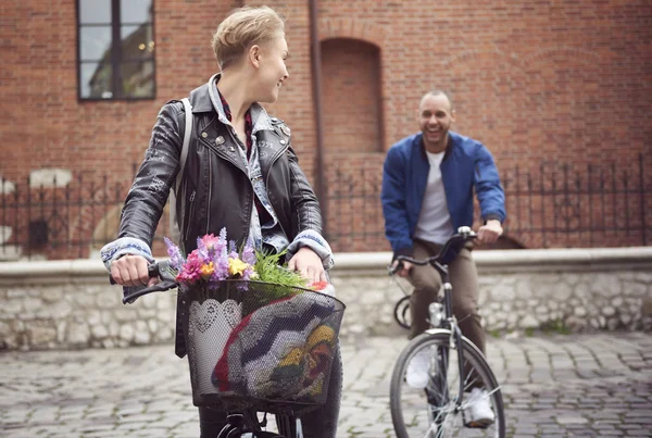 Pareja de carreras con bicicletas en la calle empedrada — Foto de Stock