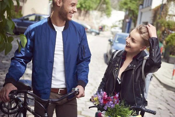 Junges Paar mit Fahrrädern im Freien — Stockfoto