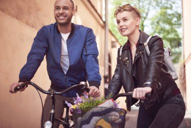 Kasabada etrafa Çift 