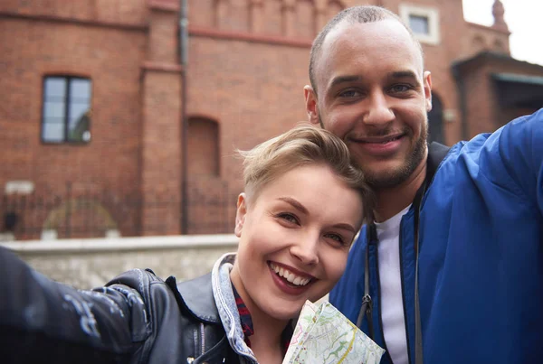 Junges Paar macht Selfie auf Reisen — Stockfoto