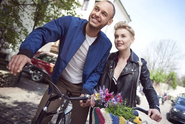 Paar auf der Suche nach weiteren Abenteuern — Stockfoto