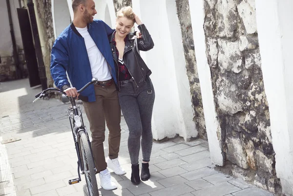 Aanhankelijk paar lopen op de trottoirs — Stockfoto