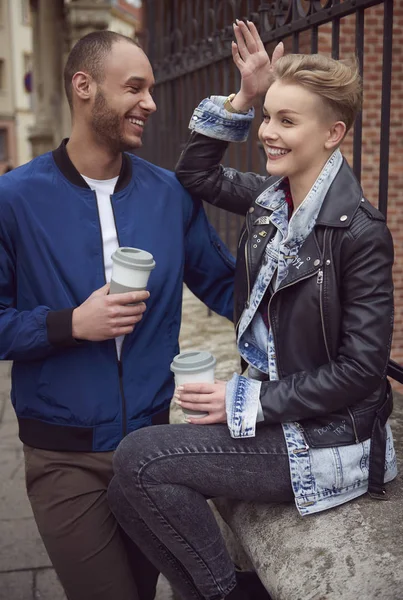 Jeune couple froid avec café à l'extérieur — Photo