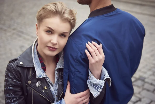 Portret van de jonge vrouw reizen met vriendje — Stockfoto