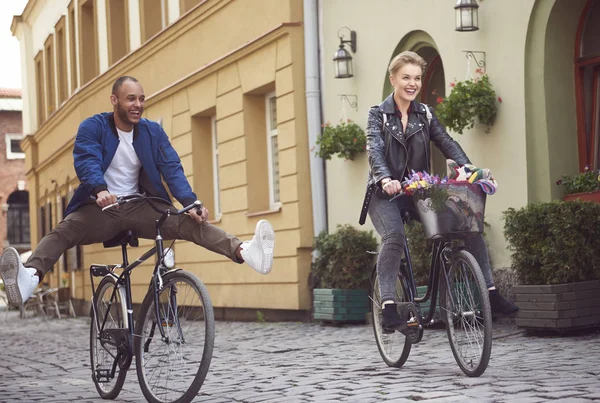 Jeune couple vélo avec les jambes dehors — Photo