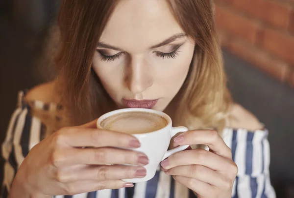 Vrouw die koffie drinkt — Stockfoto